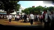 格斗-15年-男子持刀闯中学校园追砍学生 被老师飞车撞倒-新闻