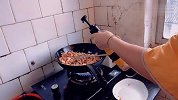 萝卜干炒肉沫，煮了3个人的米饭，2个人都不够吃，下饭神器