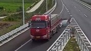 豪车司机在高速上直击眼前恐怖一幕 立刻逃生车都不要了