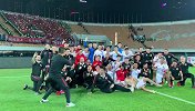 谢场后又返回球场与球迷合影 球员久久不愿离场