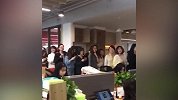 硬核老板举着二维码发红包！现场堪比演唱会