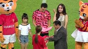 恒大后防战神冯潇霆纪念300场仪式 一家三口出席此重要时刻