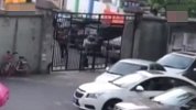 86岁老人每天凌晨狂砸小区门，物业：为抄近路去喝1元早茶