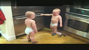 搞笑-20120320-恶搞双胞胎宝宝对话消失的袜子版