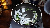 香菜怎么做好吃，简单又好吃的香菜炒白萝卜，清脆爽口