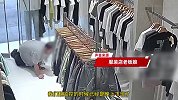 监控曝光！四川一男子跪地偷爬进服装店，脱光裤子趴地上摩擦地板