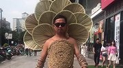 牛人！四川农民大叔把闹市当T台，穿着自己设计的奇葩服饰走秀