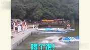 出门玩本来挺高兴，可你这划船技术，真是要人命