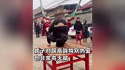 11岁男孩学习高跷天赋异禀，一遍就学会高难度动作，妈妈：我骄傲