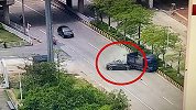 广东一特斯拉追尾货车，现场监控曝光 官方：轿车驾驶人当场死亡