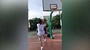 篮球-17年-“家暴门”明星秀球技!刘洲成假动作上篮一气呵成-专题