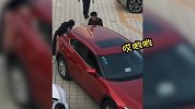 三婶子暴力停车，结果还是失败了，幸亏有小白帮忙