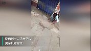 男子学网友吻毒蛇，一口猛亲反被蛇咬掉牙齿，香肠嘴肿10多天