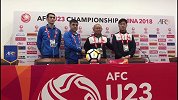 先礼后兵！U23亚洲杯决赛前越南乌兹两队主帅队长与奖杯轻松合影