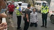电动车骑手未戴头盔被罚2千下跪求情？深圳交警：涉嫌非法营运