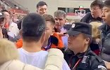 摊上事了！最近视角看与贝帅冲突球迷一连不当举动