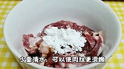 蒜苔炒肉丝好吃也有窍门，教你这个方法，蒜苔入味肉丝滑嫩，超赞