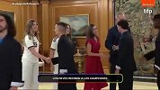 与众不同！队友礼貌握手 亚马尔与西班牙国王亲切拥抱