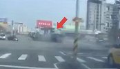 “夺命货车”失控撞上小货车，致2死1伤 目击者尖叫画面曝光