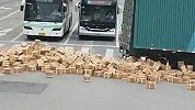 货车侧翻1500箱茅台散落一地 司机崩溃：赔不起啊