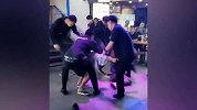 2名中国游客泰国醉酒闹事，遭数名酒吧保安围殴