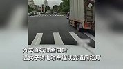 女子骑车逆行疯狂变道，路过轿车、货车急刹避险，女子扬长而去