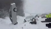车在囧途 数辆汽车高速路上变雪人