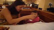 [搞笑]宝宝在餐馆里喝冰水时的搞笑表情
