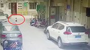 深圳2岁孩童小区内被撞身亡：事发前独自蹲路中央