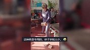 大妈常年练硬气功，当场徒手劈开3块砖，身后大爷默默拍手叫好
