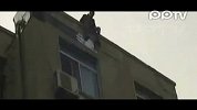 (热点PP拍客)实拍男子酒后失控跳楼两消防员接住受伤