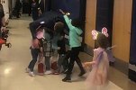 来看看掘金老大的小孩缘！约老师拥抱小球迷尽显暖男本色