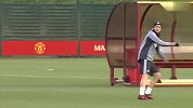 英超-1718赛季-曼联备战沃特福德训练 博格巴和穆帅交谈甚欢-专题
