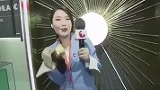 神反应！女记者直播中不慎碰倒名酒 下一秒她的动作惊呆众人