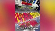 地铁广告现一队列人穿着鲜艳服饰迎亲，被吐槽画风诡异“阴间”