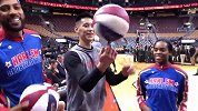 花式篮球也会玩！林书豪与哈林篮球队成员比转球