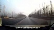 大货车竟然自带利器，视频车无辜中招，太可怜！