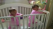 [搞笑]超萌！双胞胎Baby同时打喷嚏