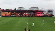 别人家的球迷！简陋球场看台仍铺满Tifo 这仅仅是场U19