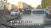 学生马路上下车被交警劝回，家长无视交警劝阻，当场开车冲撞交警