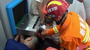 阿勒泰一男孩玩耍时 胳膊不慎被卷入过包机