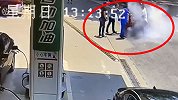 私家车加油站内突然冒烟 加油员10秒教科书式灭火令人称赞