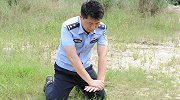 男子为救儿子溺水停止呼吸 休假民警出手20分钟后男子起死回生