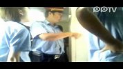 实拍女列车员发彪扔笤帚 骂乘客畜生不要脸