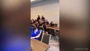 看看谁来了？埃托奥造访拉玛西亚 小球员兴奋拍桌+疯狂尖叫