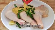 我家孩子特别爱吃盐焗手撕鸡，每次做都能吃上两大碗米饭，太香了