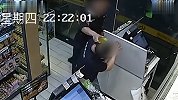 嫌饮料贵了5毛钱男子突然暴怒 直接把钱甩在女店员的脸上