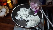 酸菜怎么做，简单又好吃的酸菜炒饭，超级开胃