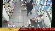 监控实拍手套男拿把小刀抢劫便利店
