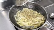 在家炒藕带总是变色发黑，大厨分享简单做法，藕带洁白脆嫩又好吃